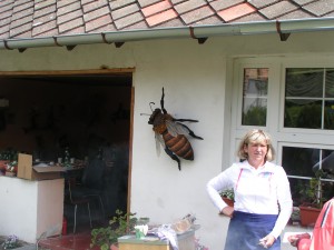 kolegyně pana Strnada s jejich novým maskotem