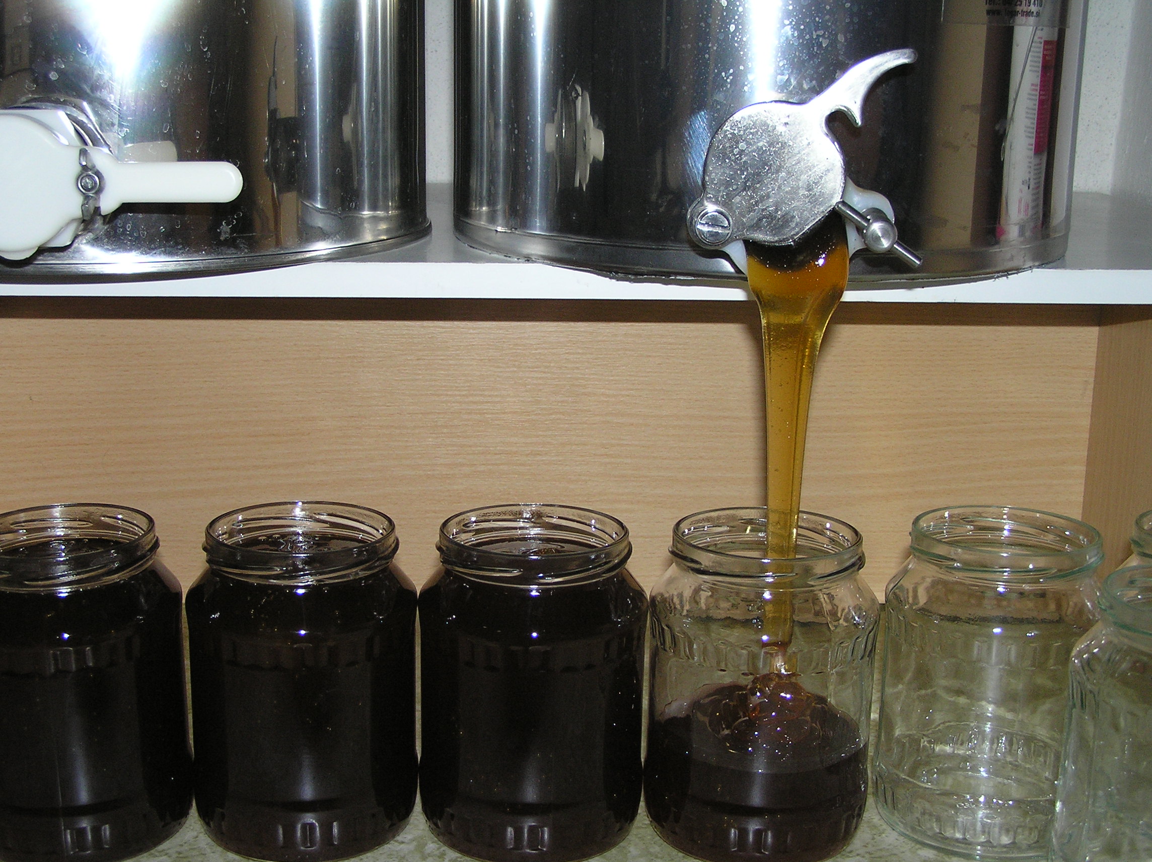 foto stáčení medu do sklenic / k tématu: nabídka medu
